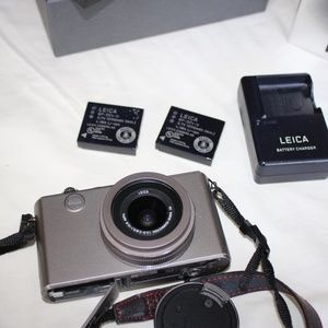 Leica Digital Camera D-Lux4 bundle